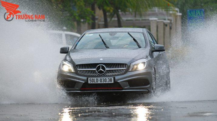 Lái ô tô dưới mưa bão – những cảnh báo cần nên biết