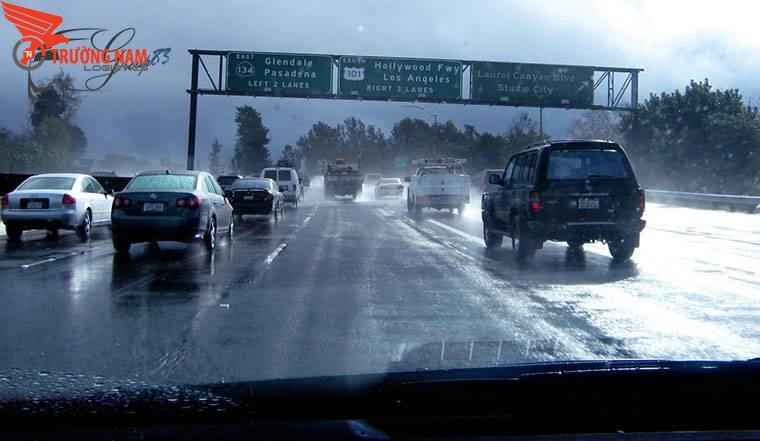 Vì sao cần chú ý đến cảnh báo khi lái xe trong thời tiết mưa bão?