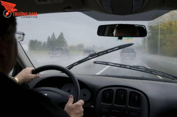 Hướng dẫn lái xe an toàn trong trời mưa bão