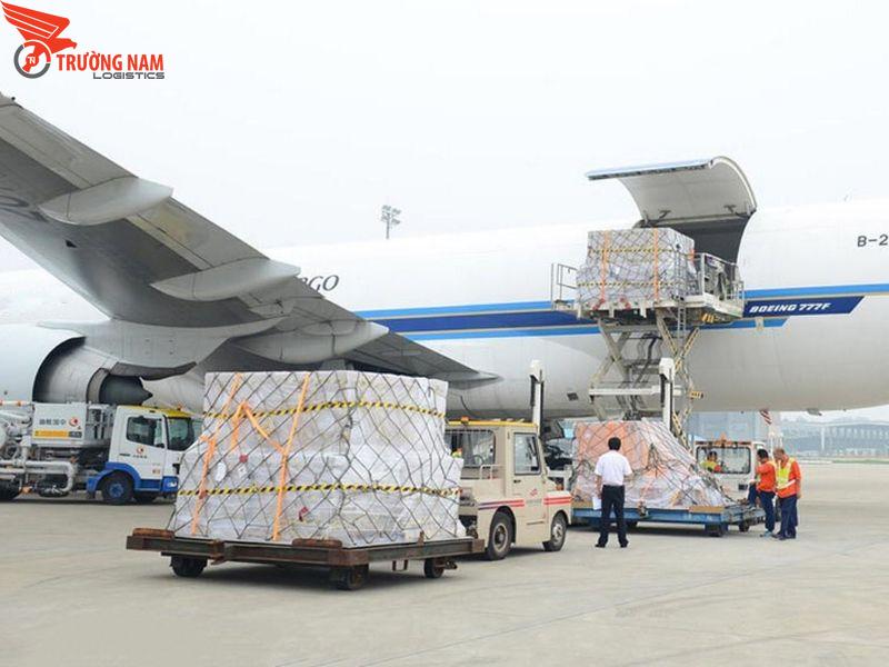 Quy trình vận tải hàng hóa hàng không phức tap phải cần đến hỗ trợ của bên dịch vụ