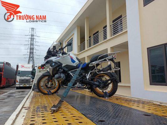 Vận chuyển xe mô tô cho showroom H3T