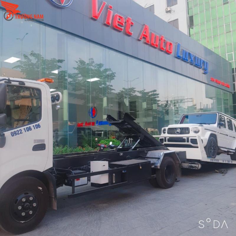 Vận chuyển xe ô tô bằng x chuyên dụng cho showroom Việt Auto Luxury