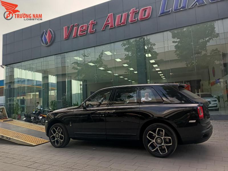 Vận chuyển xe ô tô 7 chỗ showroom Việt Auto Luxury