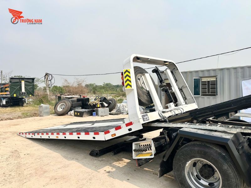 Dịch Vụ Cứu Hộ Ô Tô 24/7 Chuyên Nghiệp - Đồng Hành Cùng Bạn Trên Mọi Nẻo Đường 3 Các hệ thống xe cứu hộ chuyên dụng đang được Trường Nam Logistics sử dụng