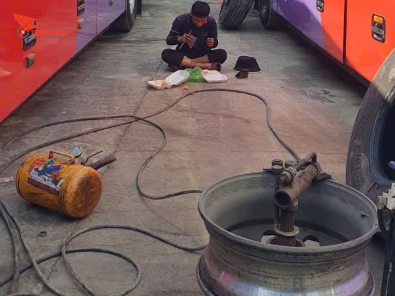 Dịch Vụ Cứu Hộ Ô Tô 24/7 Chuyên Nghiệp - Đồng Hành Cùng Bạn Trên Mọi Nẻo Đường 6 Quy trình dịch vụ cứu hộ ô tô NHANH CHÓNG tại Trường Nam Logistics