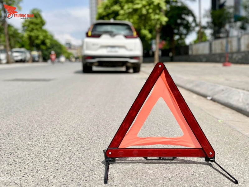Cách đặt biển cảnh báo phản quang hình tam giác