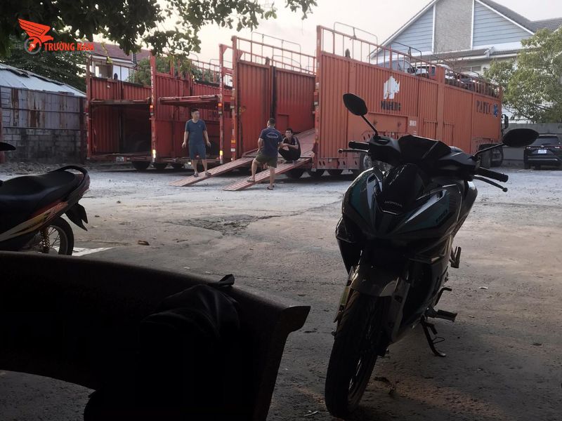 Vận chuyển ô tô bằng xe lồng chuyên dụng
